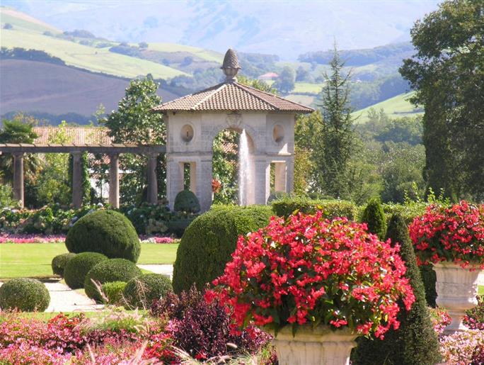Les Jardins d'Arnaga à Cambo-les Bains proche de l'Hôtel 2 étoiles restaurant Mendy, hôtel de charme à Saint Jean le Vieux proche de Saint Jean Pied de Port, Pyrénées Atlantiques