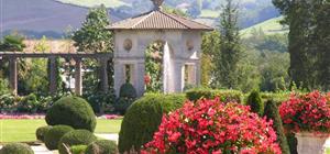 Les Jardins d'Arnaga à Cambo-les Bains proche de l'Hôtel 2 étoiles restaurant Mendy, hôtel de charme à Saint Jean le Vieux proche de Saint Jean Pied de Port, Pyrénées Atlantiques - Hotel Mendy, hotel à St jean Pied de Port