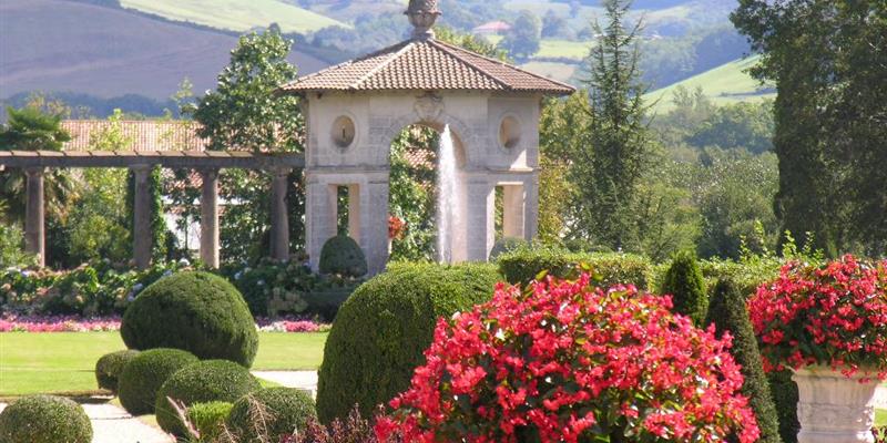 Les Jardins d'Arnaga à Cambo-les Bains proche de l'Hôtel 2 étoiles restaurant Mendy, hôtel de charme à Saint Jean le Vieux proche de Saint Jean Pied de Port, Pyrénées Atlantiques - Hotel Mendy, hotel à St jean Pied de Port