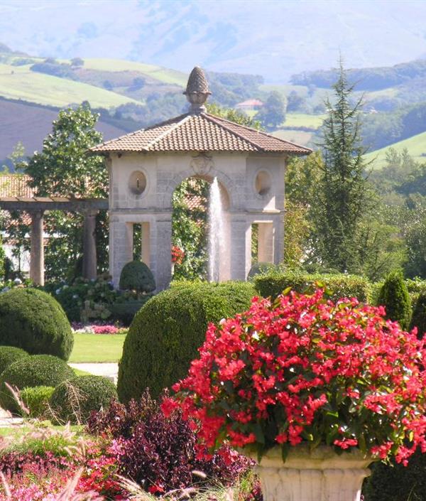 Les Jardins d'Arnaga à Cambo-les Bains proche de l'Hôtel 2 étoiles restaurant Mendy, hôtel de charme à Saint Jean le Vieux proche de Saint Jean Pied de Port, Pyrénées Atlantiques - Hotel Mendy, hotel à St jean Pied de Port