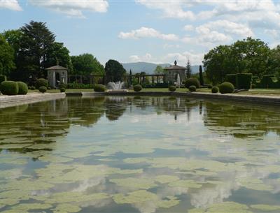 Les Jardins d'Arnaga à Cambo-les Bains proche de l'Hôtel 2 étoiles restaurant Mendy, hôtel de charme à Saint Jean le Vieux proche de Saint Jean Pied de Port, Pyrénées Atlantiques
