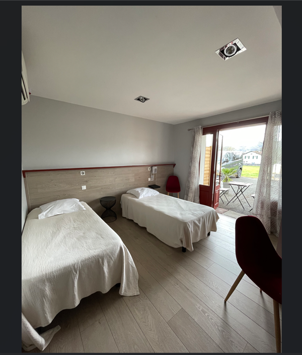 chambre pmr - Hotel Mendy, hotel à St jean Pied de Port