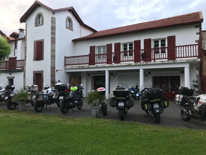 Hôtel MENDY – accueil des motards au Pays Basque, près de Saint-Jean-Pied-de-Port