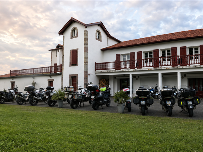 Hôtel MENDY – accueil des motards au Pays Basque, près de Saint-Jean-Pied-de-Port