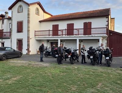 Motards à l'Hôtel MENDY – Saint-Jean-le-Vieux, Pays Basque et Pyrénées